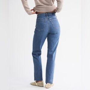 A&F The 90s Straight Ultra High Rise Raw Hem Curve Love Size 25